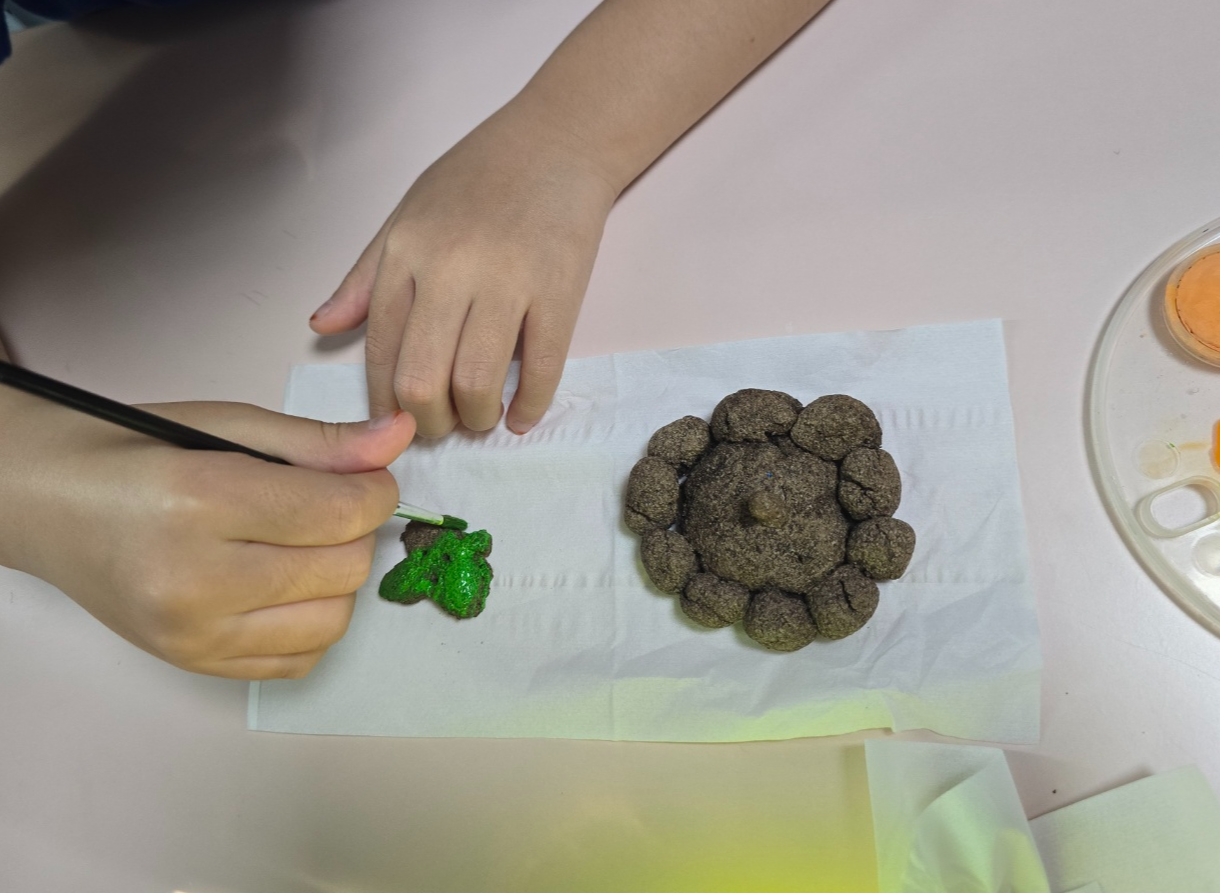 커피가루 작품 색칠하는 모습