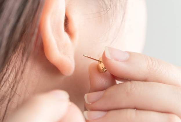 귀걸이를 착용 하는 여성