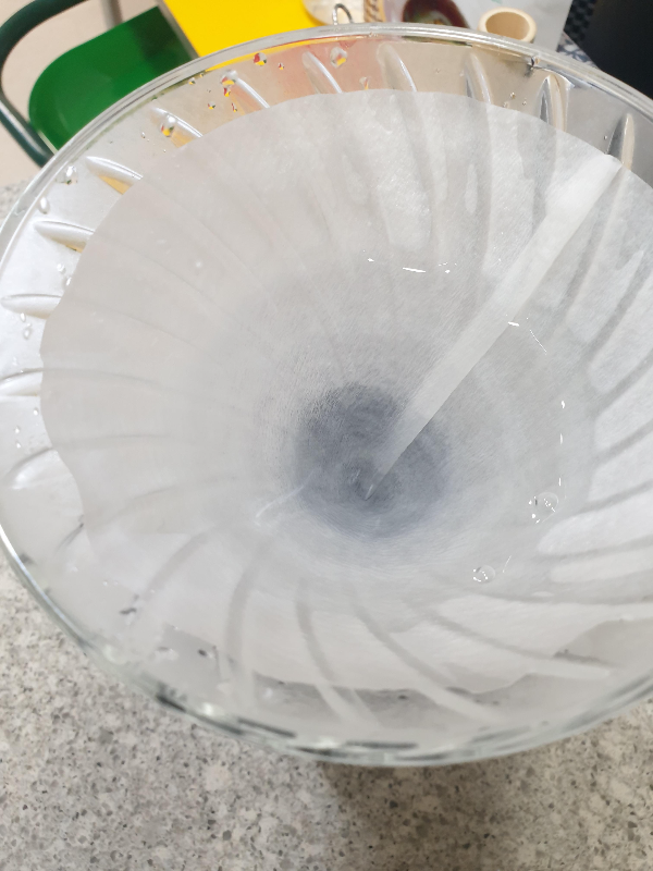 하리오 스위치에 드리퍼가 들어가 있고 그 안에 린싱용 물이 담겨있다.