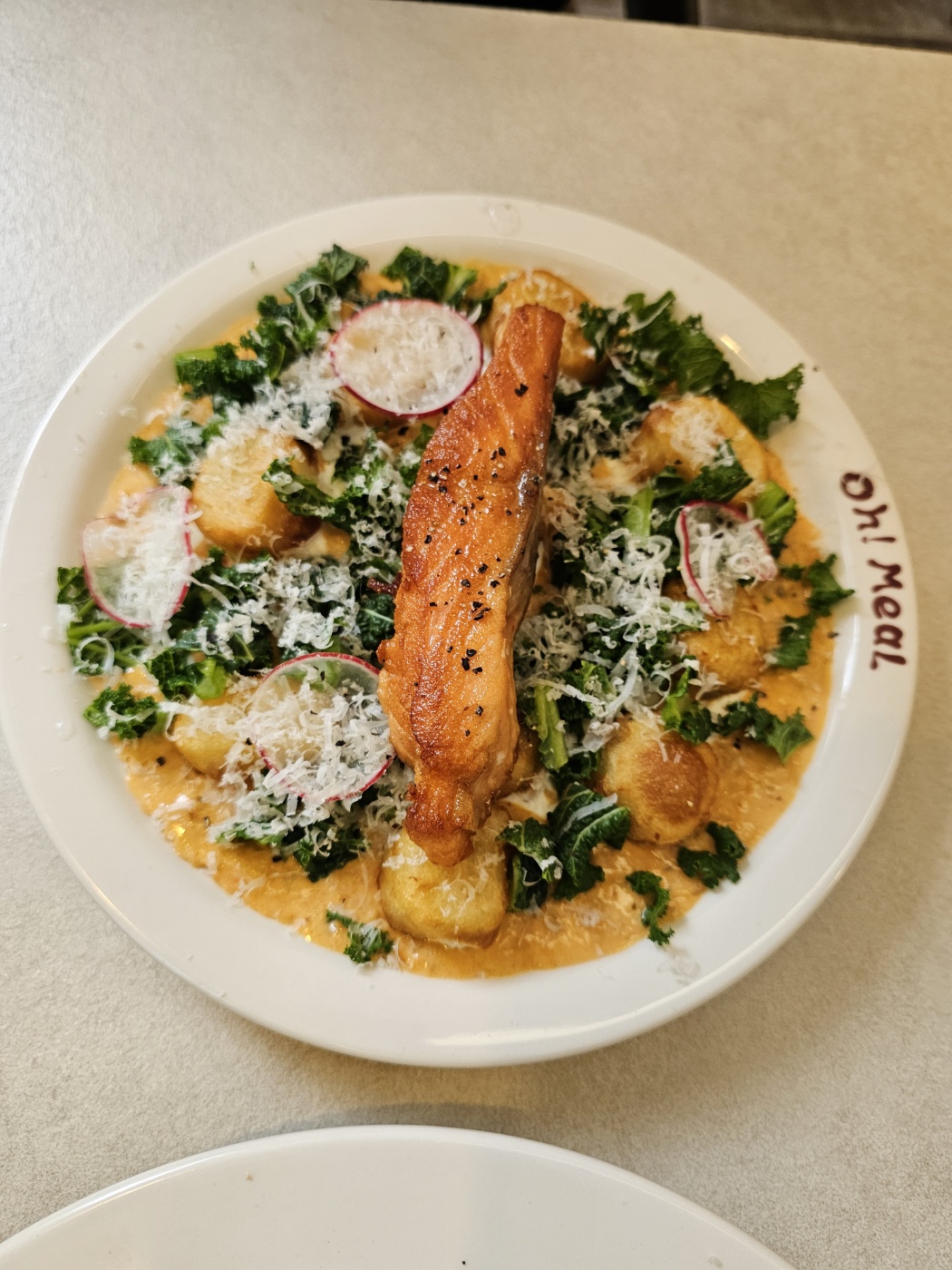 성수 오밀 인기 메뉴 크림 로제 감자 뇨끼와 연어 스테이크, 파르마산 치즈가 듬뿍