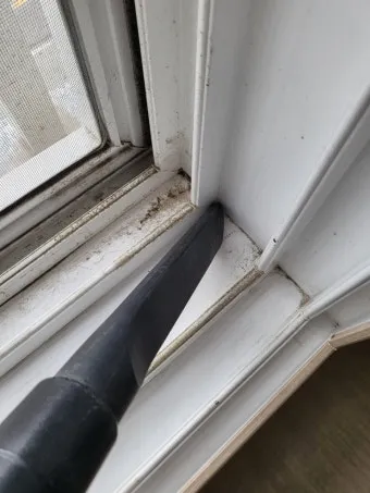 창틀 먼지 진공청소기 솔브러시와 물티슈로 닦는 순서_6