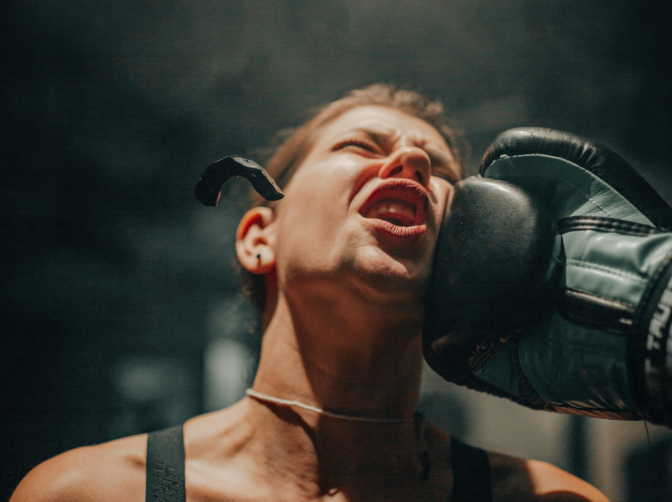 권투선수에게 맞는 사진