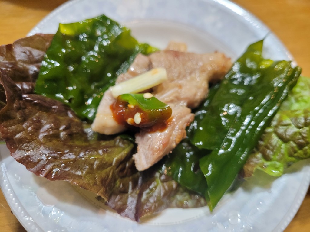 삼겹살에 곰피를 싸먹는 중