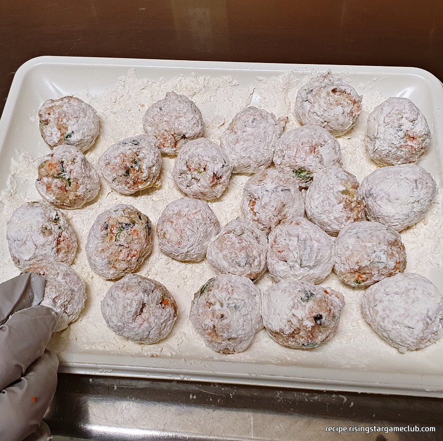 동그랑땡 반죽에 밀가루를 입히는 사진