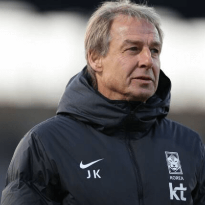 선수들에게 지시사고 있는 클린스만감독