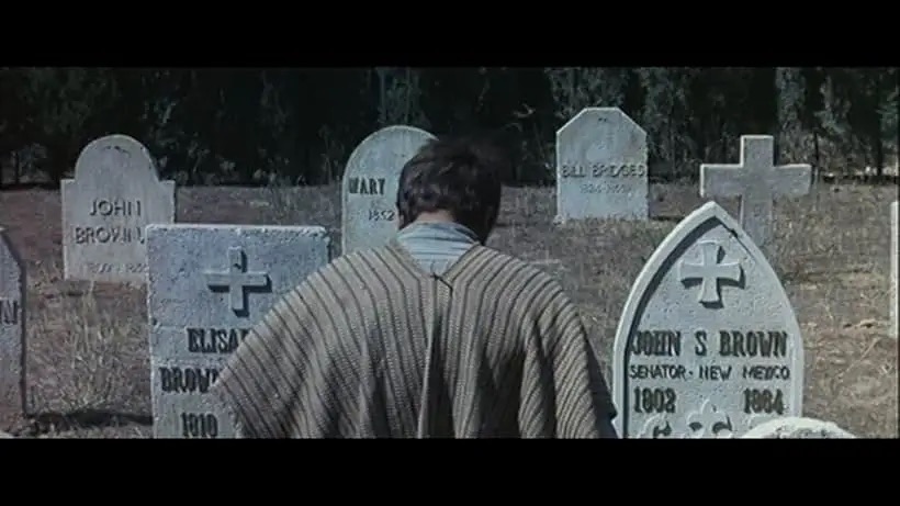 묘지 앞에 고개 숙인 남자의 뒷모습