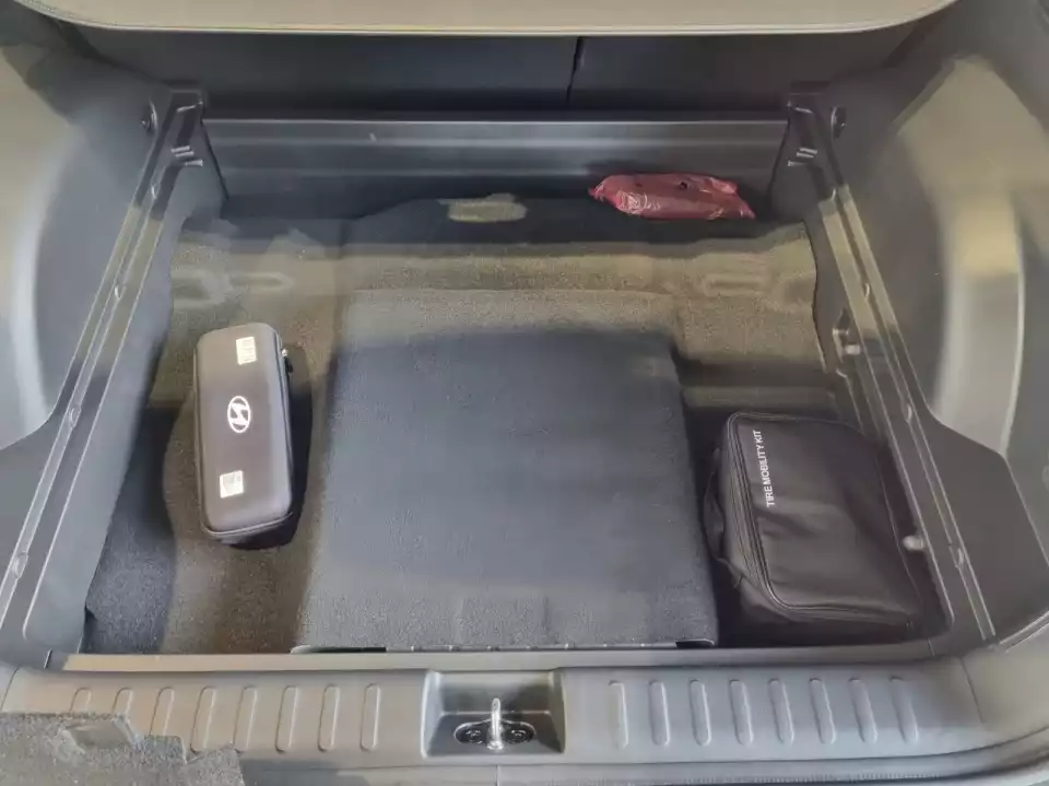 러기지 보드를 들어낸 아이오닉 5 N의 추가 수납공간입니다.