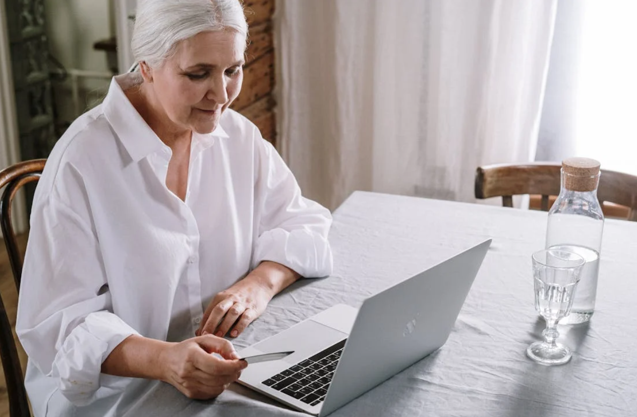 인터넷하는 여성노인