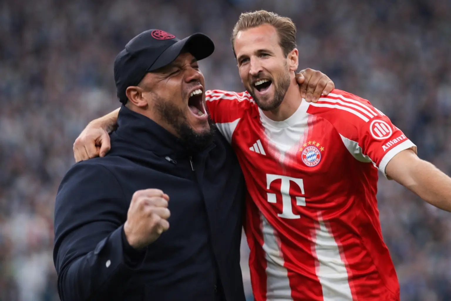 포효하는 콤파니 감독과 기뻐하는 해리 케인