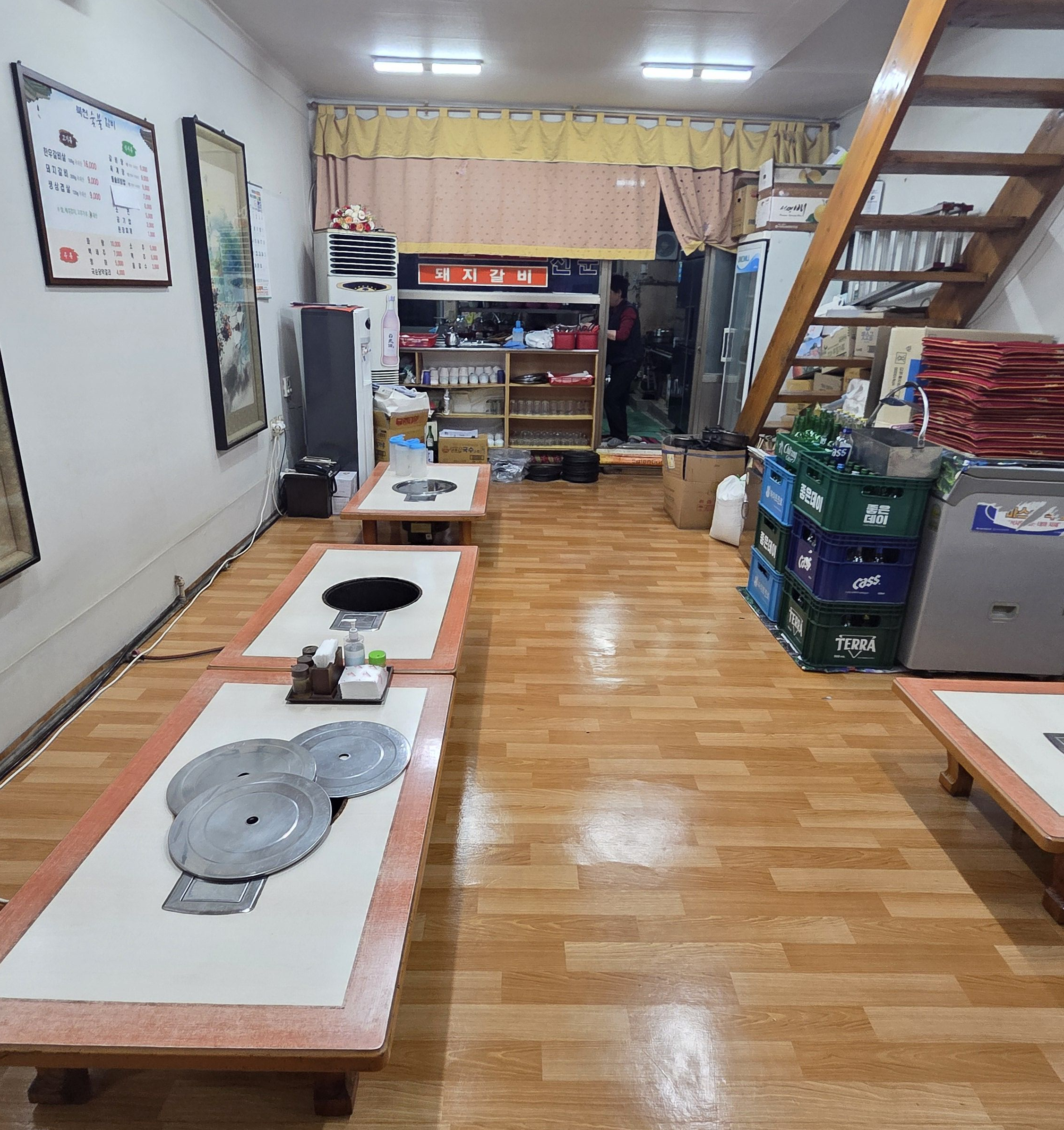 경주 북천숯불갈비 내부 주방 앞 내부