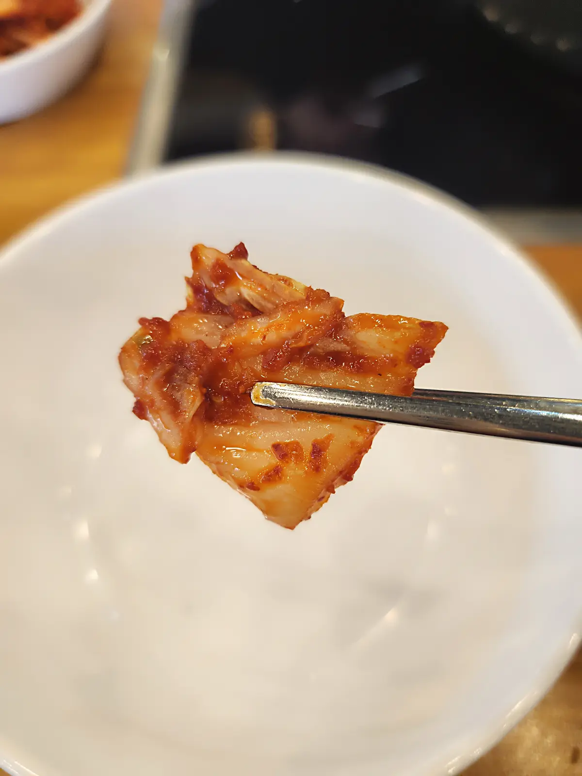 동촌샤브칼국수-일산-본점-기본-반찬-겉절이-김치-한조각