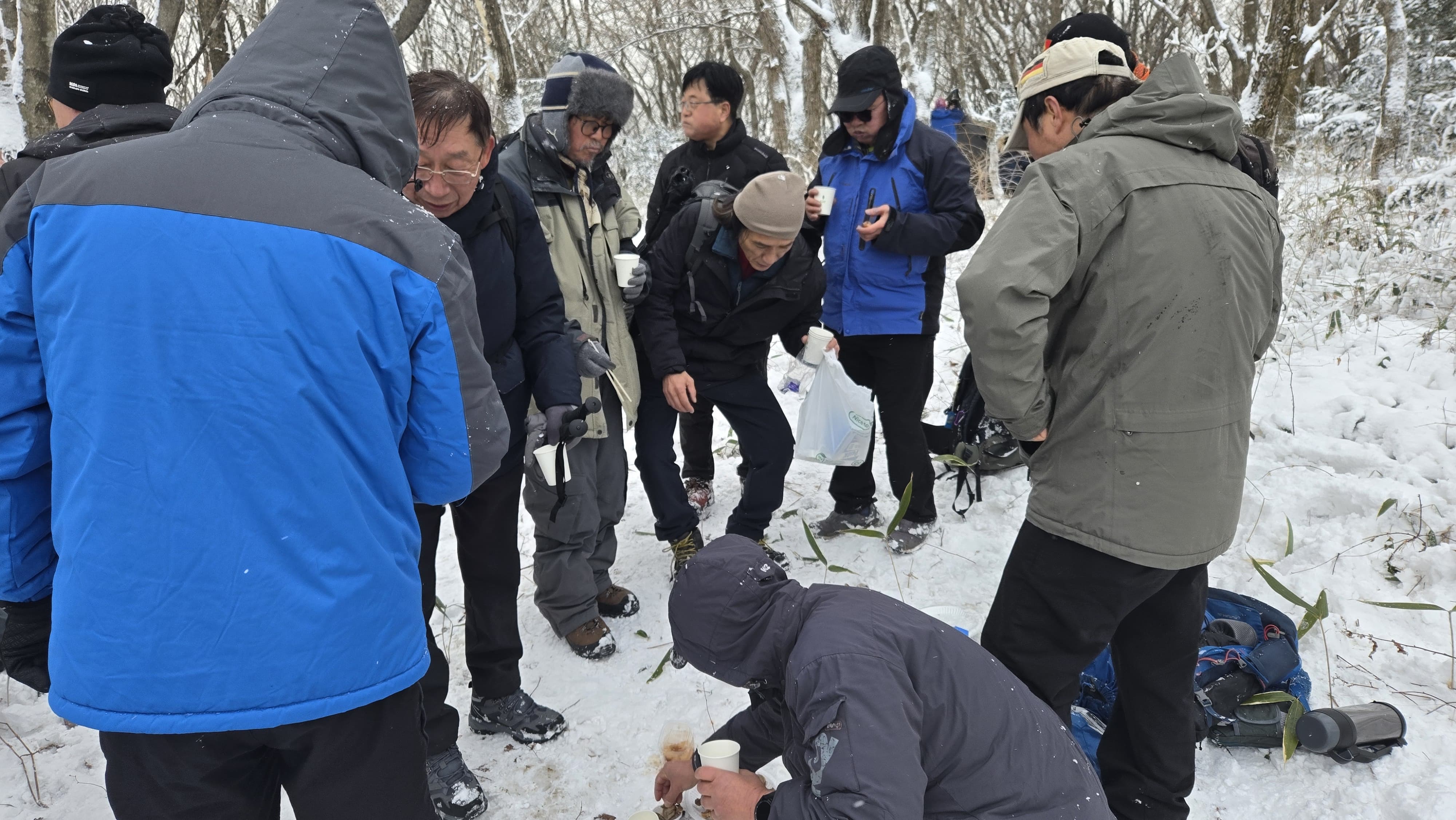 추울 때는 오래 쉬기보다 짧게 보충하고 다시 움직이는 게 훨씬 낫습니다