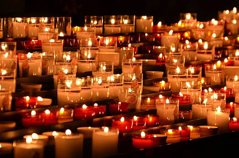 추모하는-촛불이-모여있는-모습