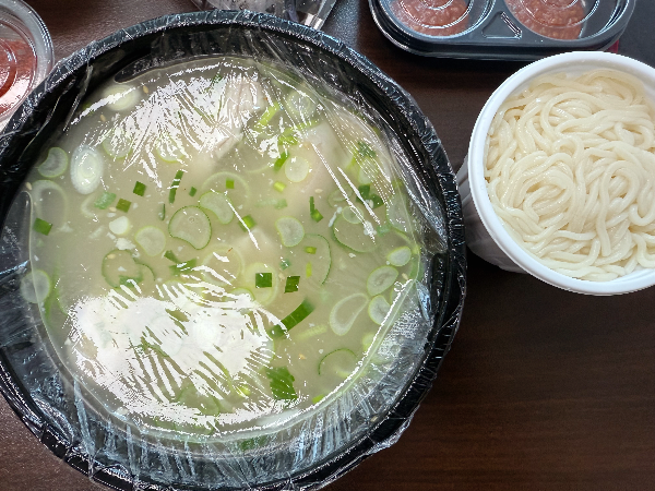 제주올래국수 대표메뉴인 고기국수, 면 따로 포장