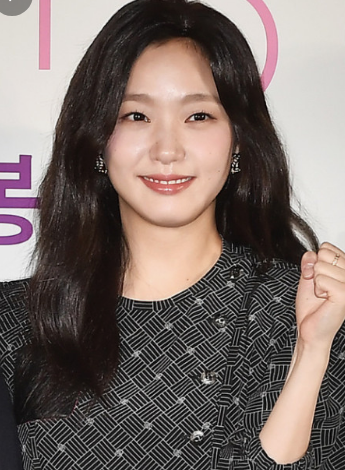 파격적인 노출연기로 데뷔한 현재 최고의 스타