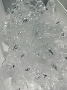 물 아이스팩을 캠핑용으로 사용하는 장면