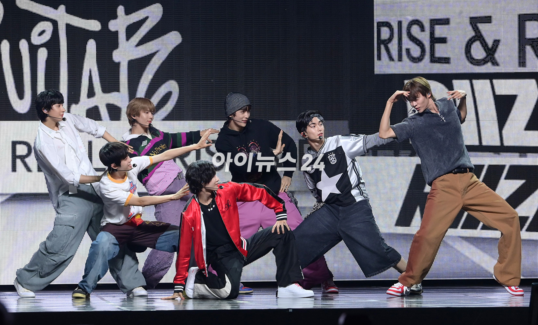 그룹 라이즈(RIIZE)가 4일 오후 서울 용산구 한남동 블루스쿼어에서 열린 라이즈 데뷔 앨범 쇼케이스 'RIIZING DAY: RIIZE Press Premiere'에 참석하고 있다. [사진=정소희 기자]