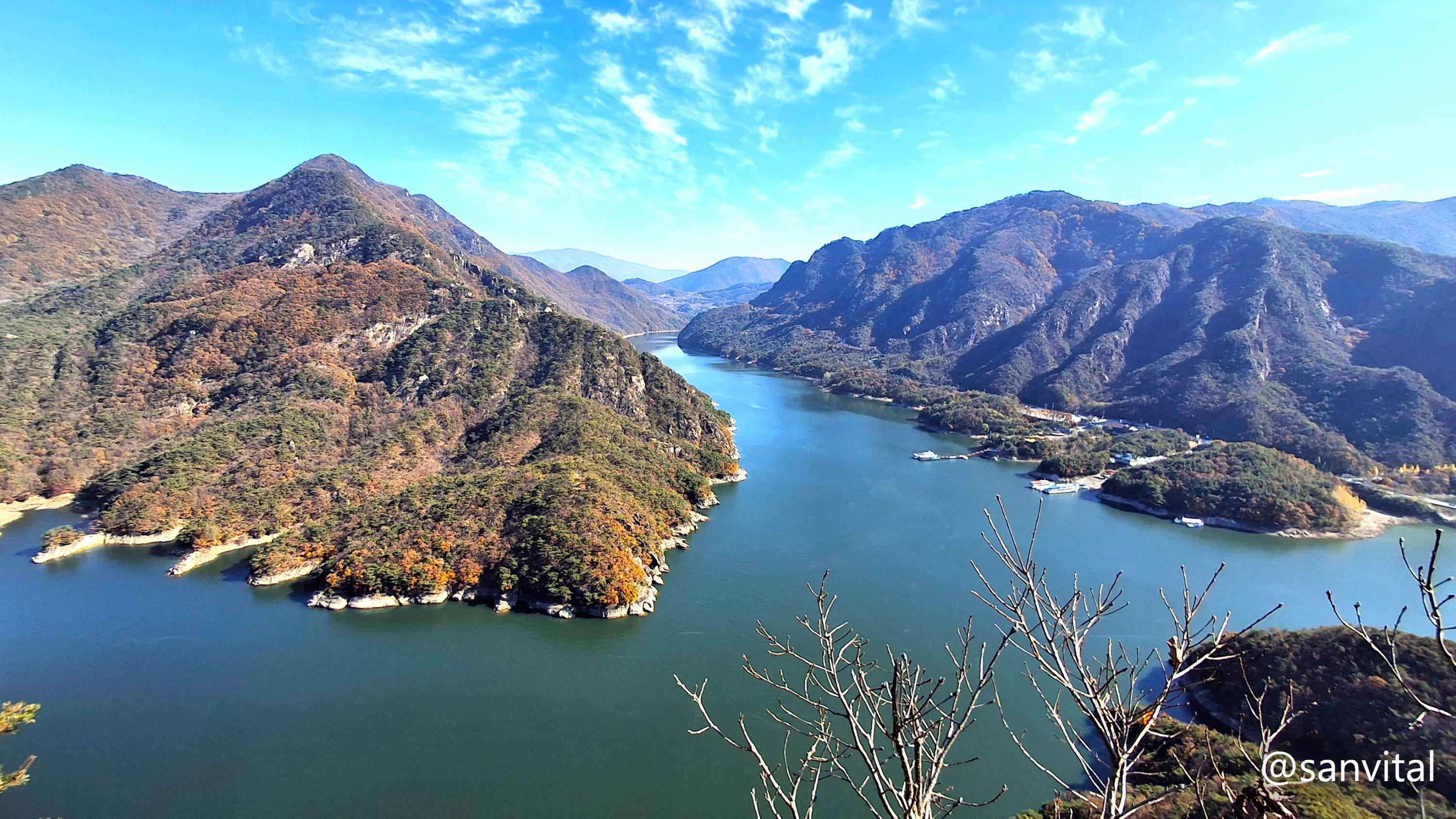 구담봉 전망대에서 담은 제비봉, 청풍호 말목산