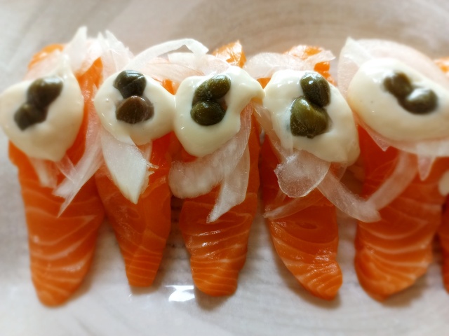 초간단 연어초밥 만들기 (ft.케이퍼와 양파소스)