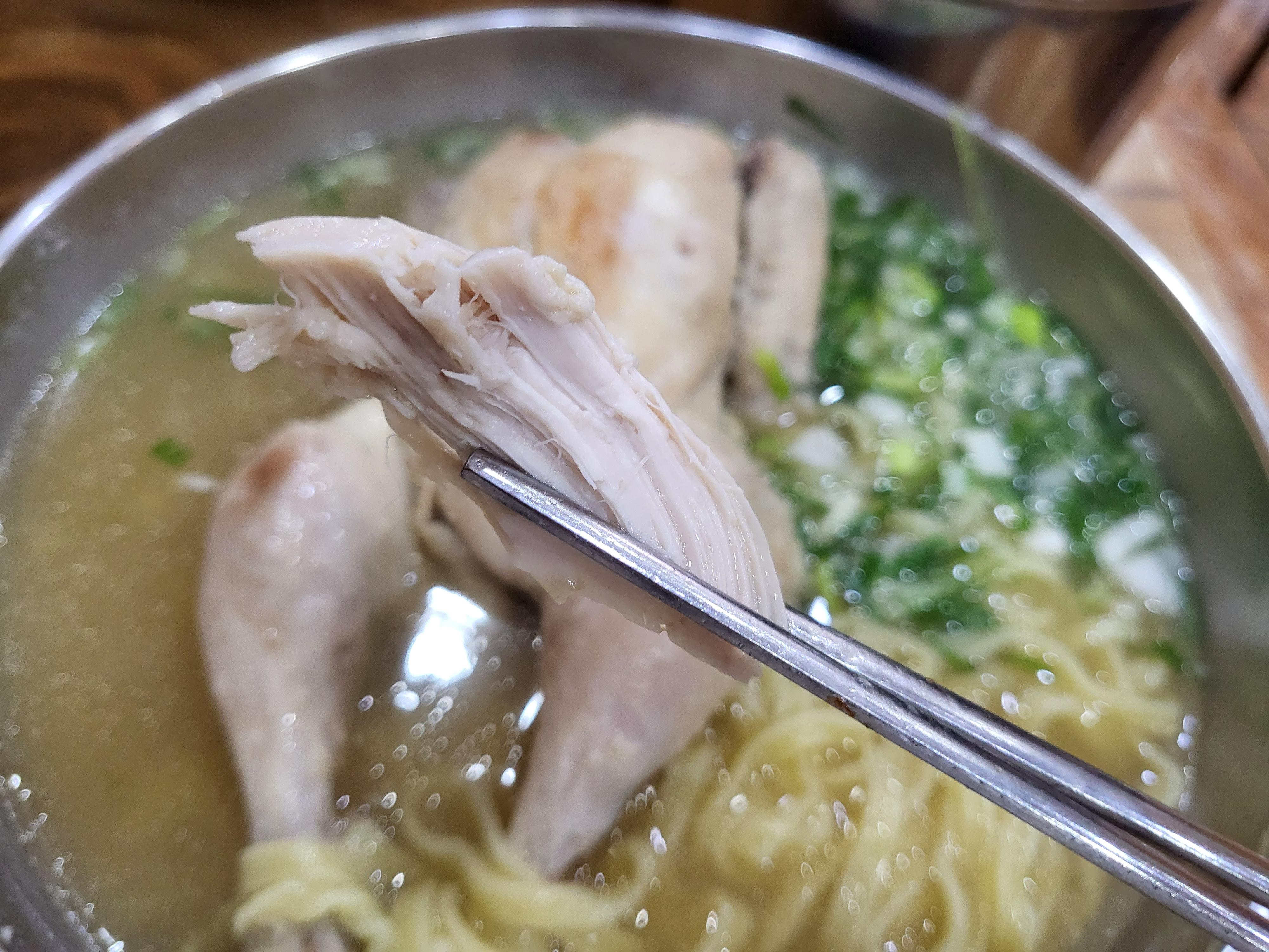 이가네생칼국수 - 닭고기 클로즈업