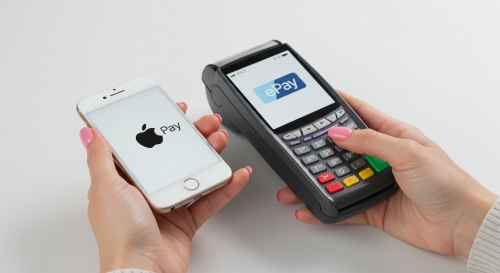 사진은 애플페이를 NFC결제로 하는 모습이다