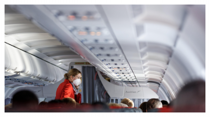 승객과 대화를 나누고 있는 여자승무원의 모습