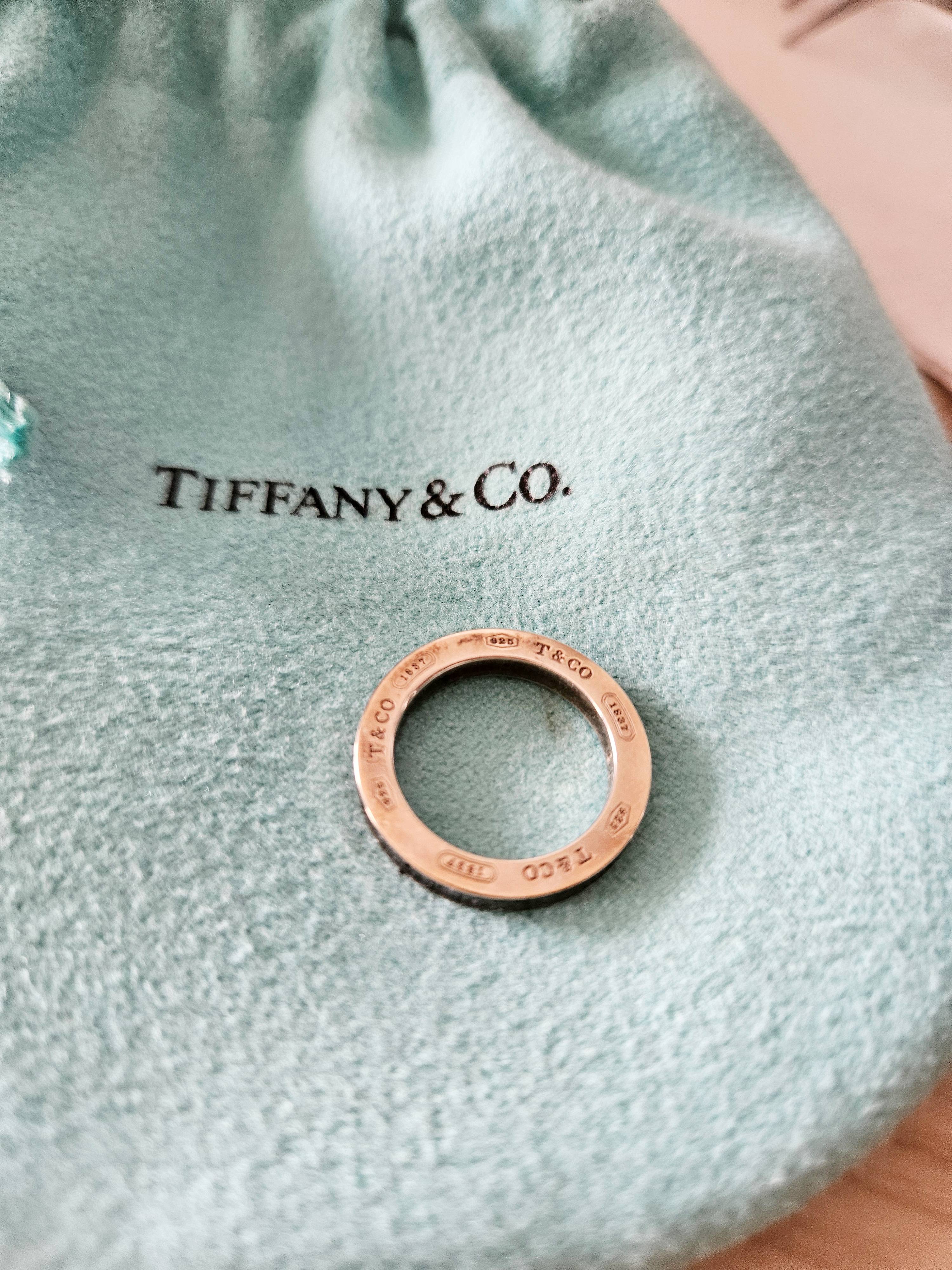 티파니-복주머니-파우치-위에-은목걸이-팬던트