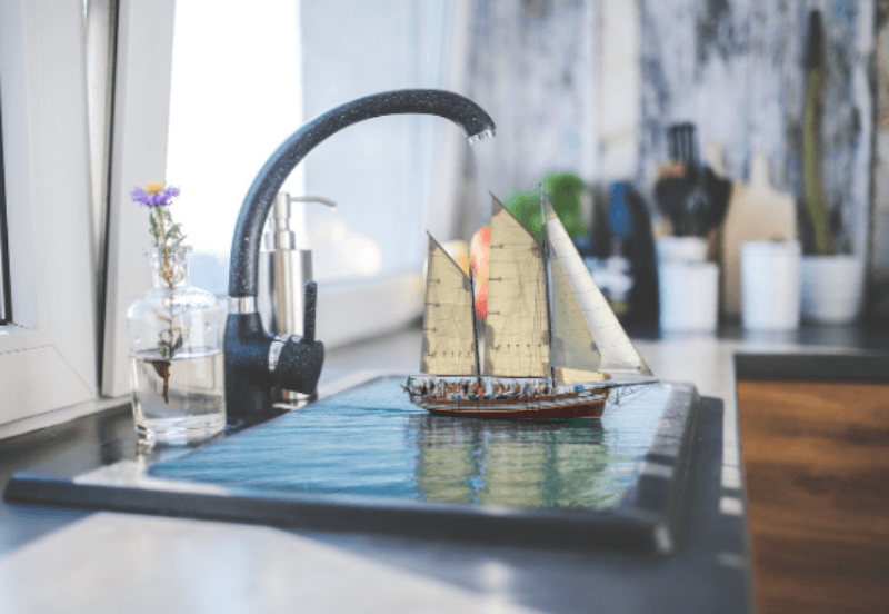 물이 가득한 곳에 모형배가 띄워져 있는 사진