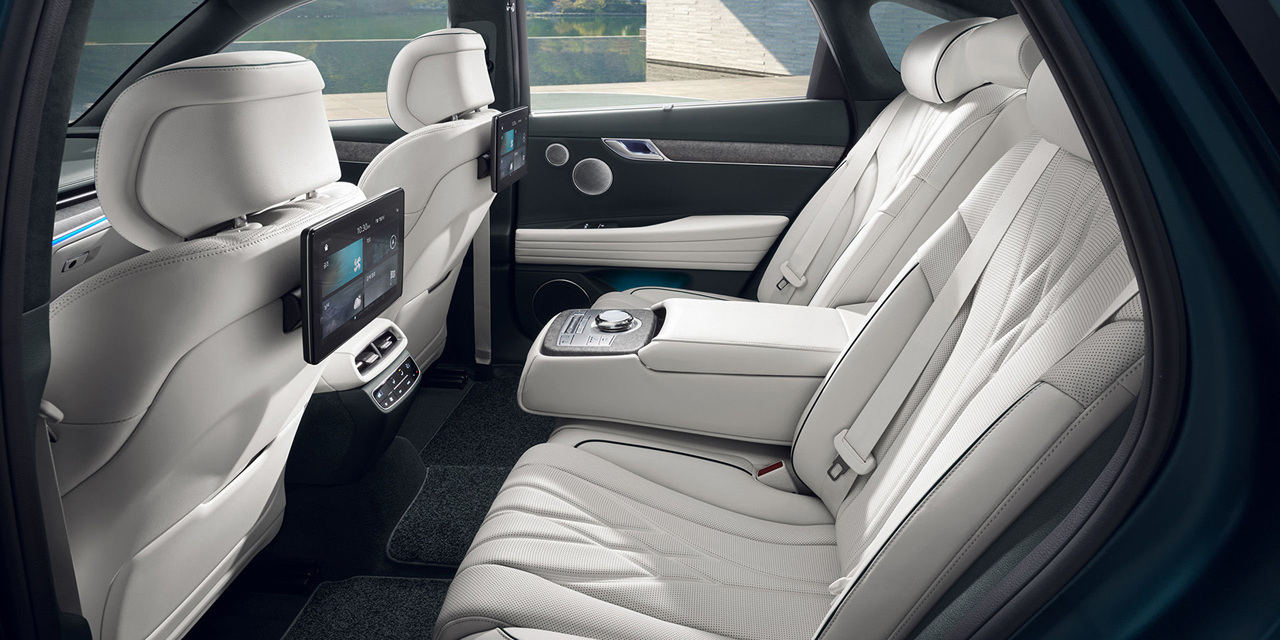 23년형 제네시스 G80 EV 실내 2열 시트 사진