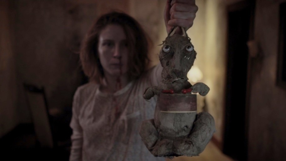 여성이 토끼 인형을 들고 있는 모습