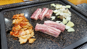 돌판에 올라간 음식