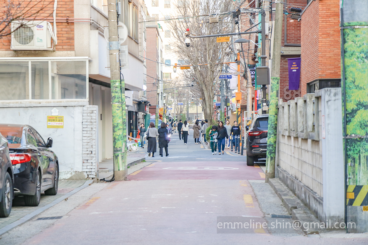 성수동 카페거리는 젊은 커플이나 친구들끼리 많이 방문하는 곳이에요.