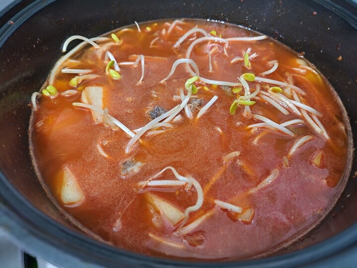 볶은 쇠고기,무,콩나물에 물어 부어줌