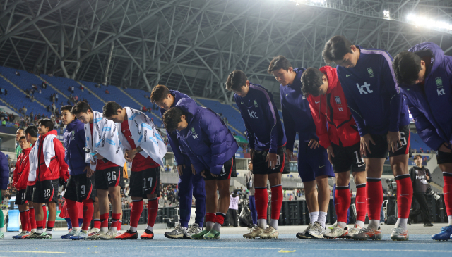 우즈백 경기 이후 팬들에게 인사하는 대표팀 선수단