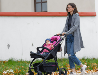 유모차 vs. 안아키(안아달라는 아기)의 뇌 발달 차이: 안전기반 이론으로 해석하기