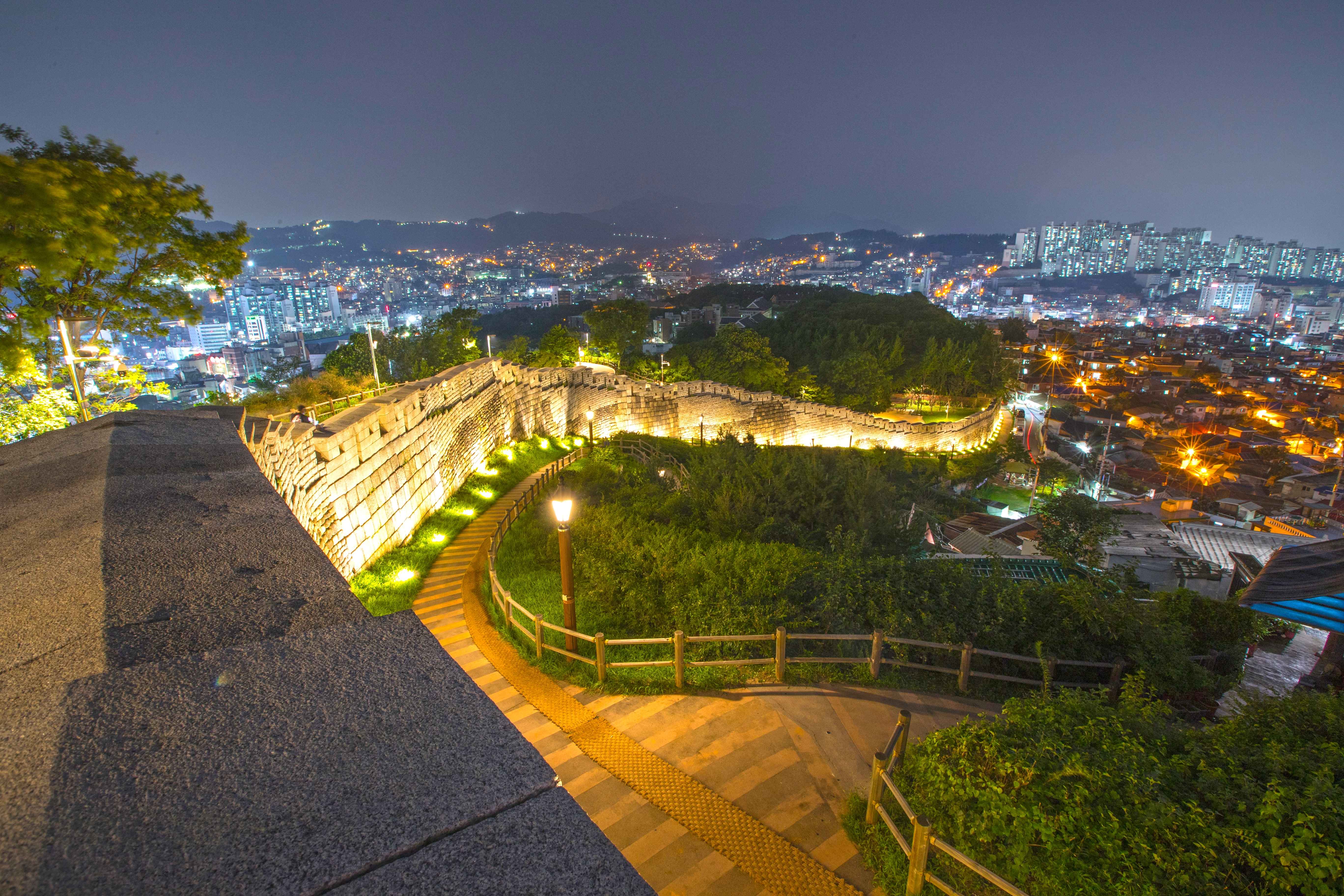 서울 한양도성길 야경