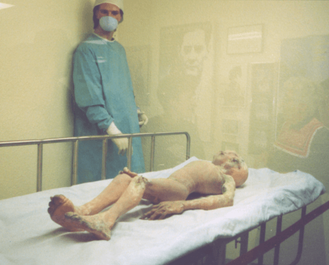 로스웰-외계인-실험-모형