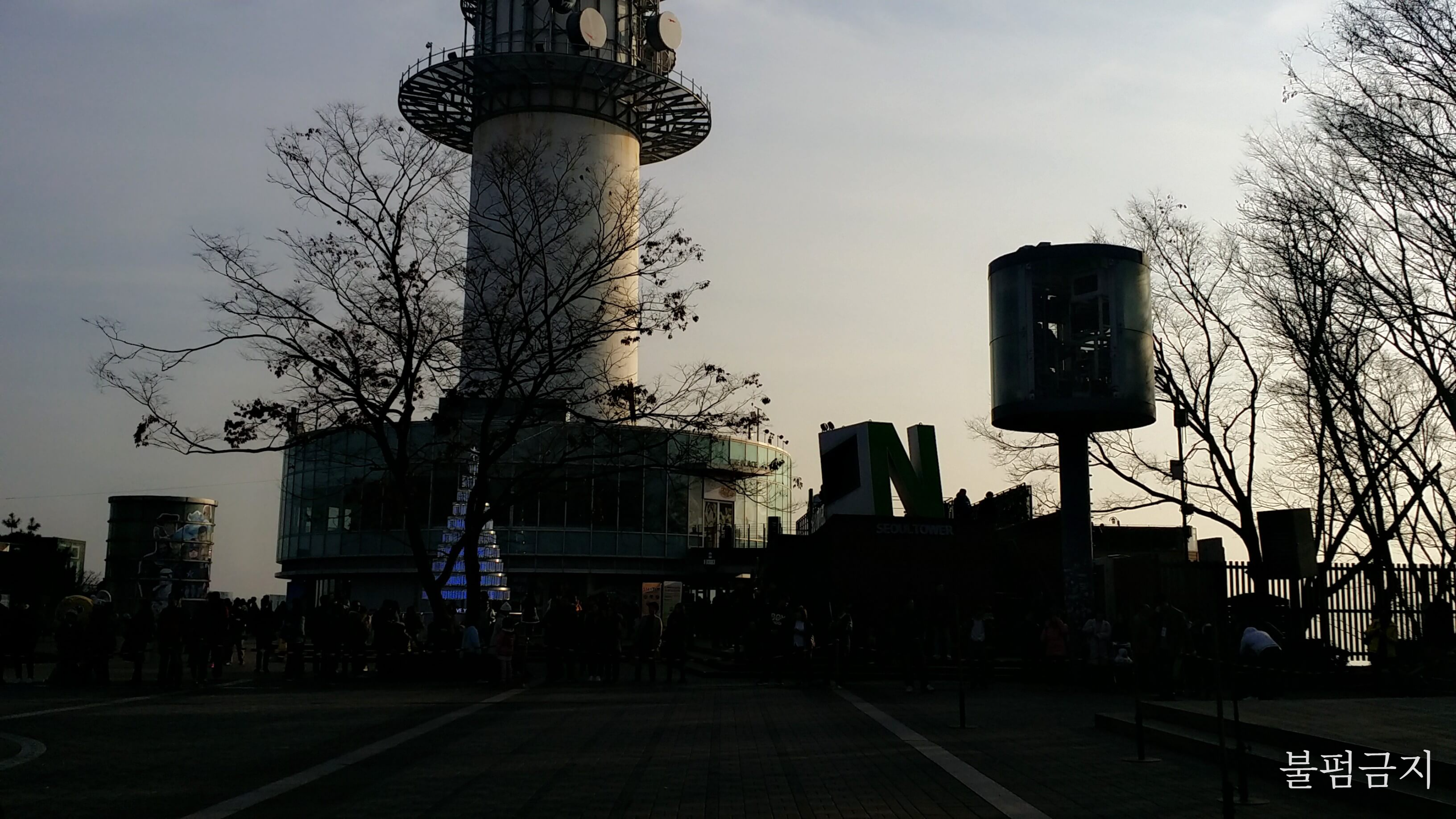 서울남산타워 입구에서 보이는 남산타워의 아랫부분만 보이는 사진