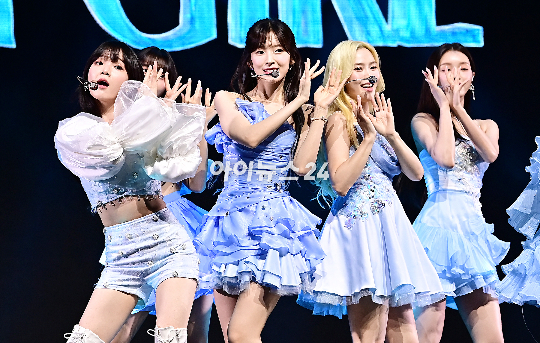 그룹 오마이걸이 24일 오후 서울 광진구 예스24라이브홀에서 진행된 아홉 번째 미니 앨범 '골든 아워글래스'(Golden Hourglass) 발매 기념 쇼케이스에서 무대를 선보이고 있다. [사진=곽영래 기자]