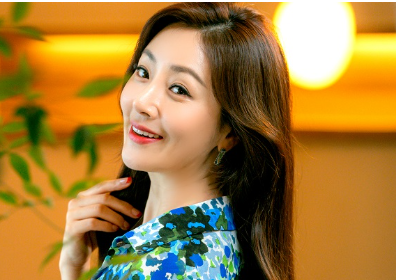 배우 오나라가 다양한 매력으로 활동하는 모습을 보인다.