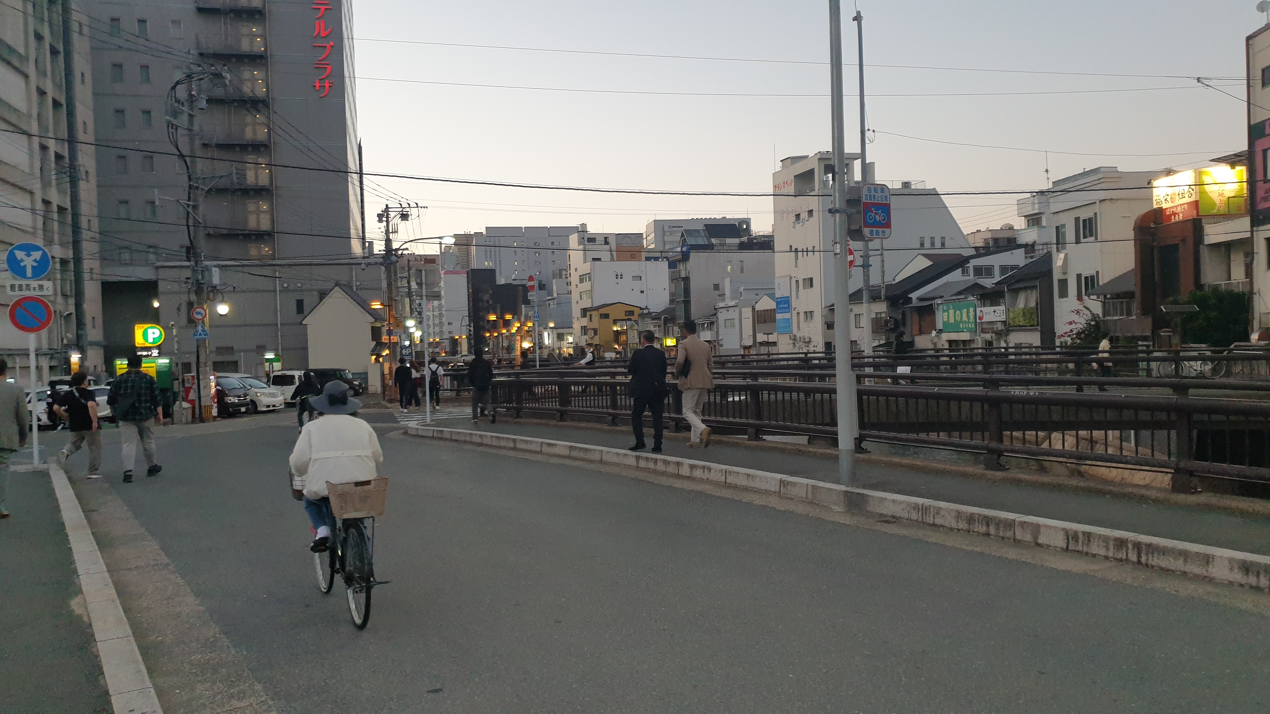 변압기 구하기 위한 돈키호테 가는길의 후쿠오카 도심의 모습