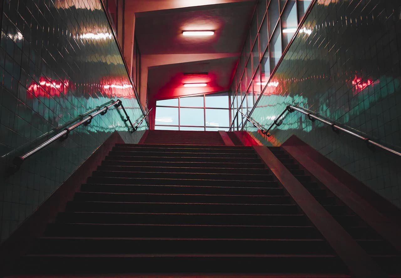 디지털 노마드 경제학: 포스트 코로나 시대의 경제적 영향력과 금융 전략