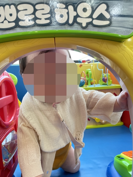 기어다니고 있는 9개월 아기의 모습