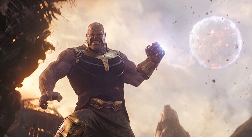 스톤의 힘으로 행성을 던지려고 하는 타노스의 모습