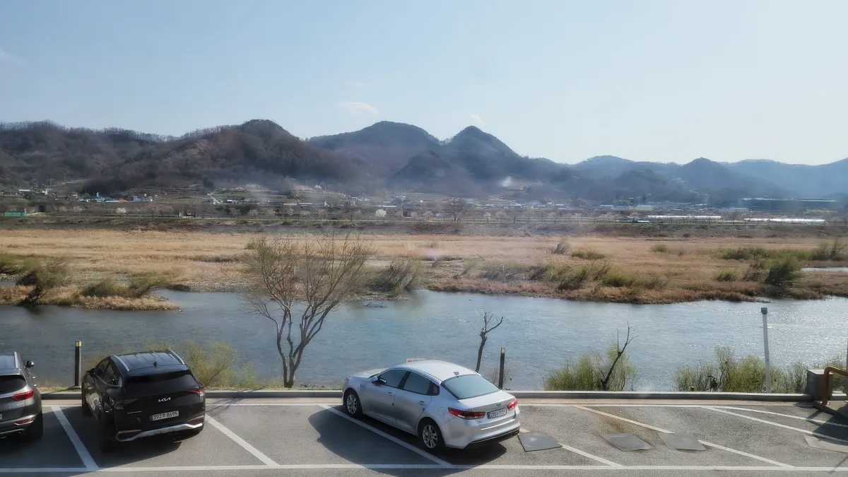 카페-단월-창문뷰