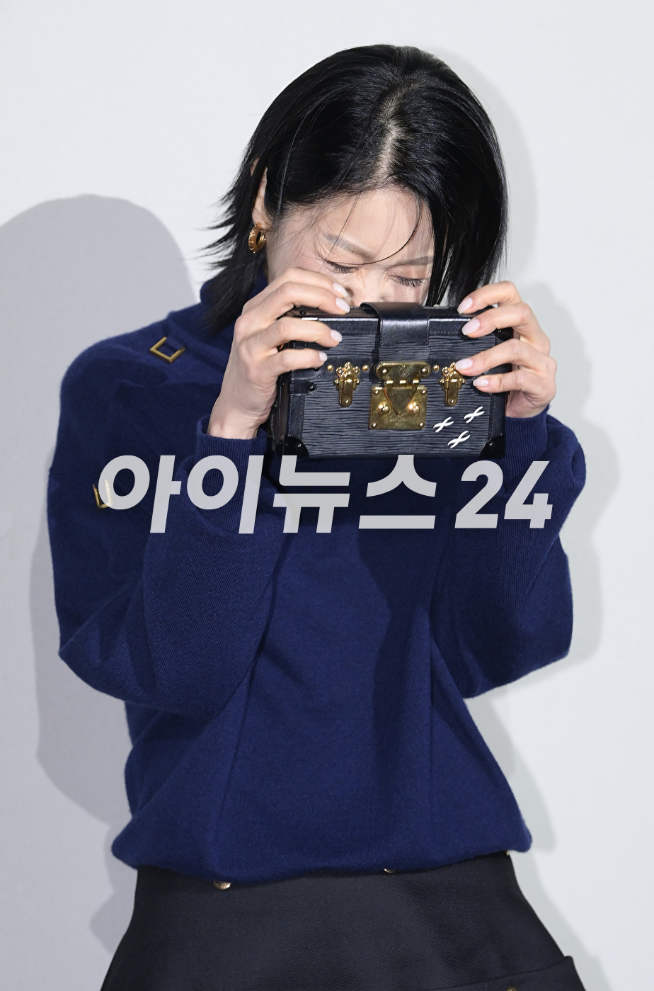 배우 고현정이 29일 오후 서울 한강 잠수교에서 진행된 '루이 비통 2023 프리폴 패션쇼'에 참석하고 있다. [사진=정소희 기자]