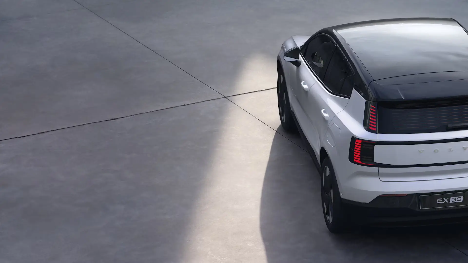 볼보 전기차 EX30 외관 이미지 후면 색상4