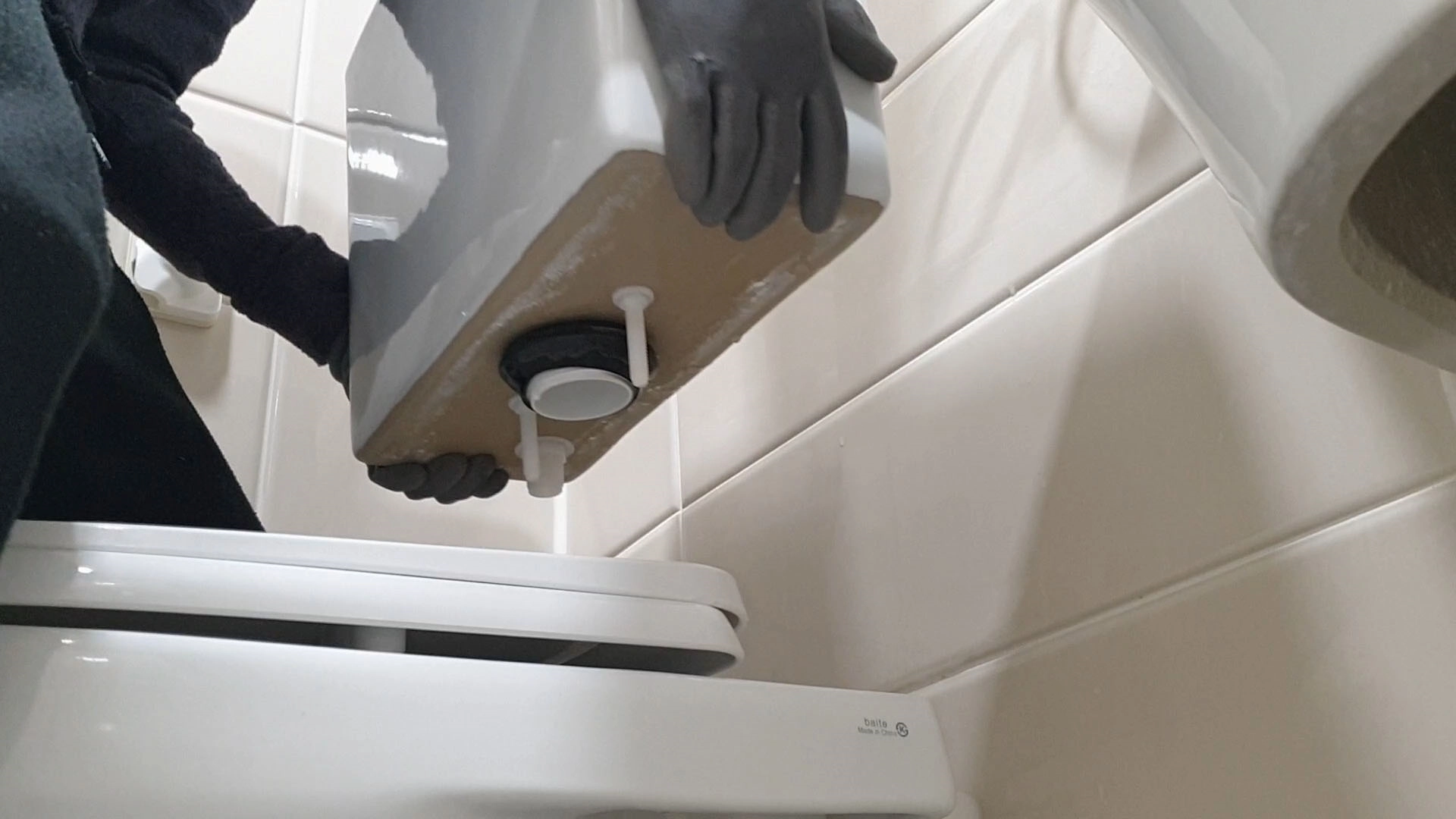 변기 물탱크 떼는 모습