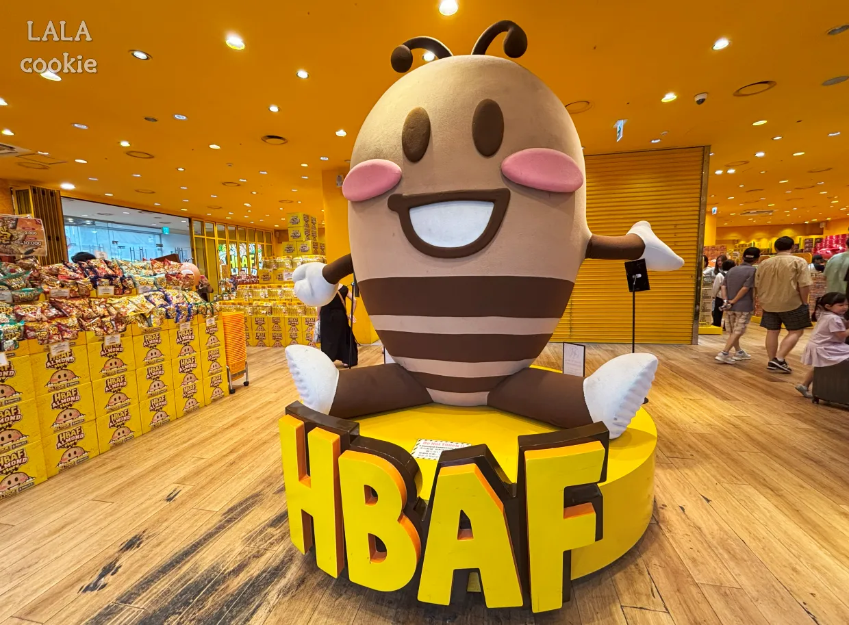 서울-명동-핫플-바프-아몬드-스토어-입구의-동상-꿀벌