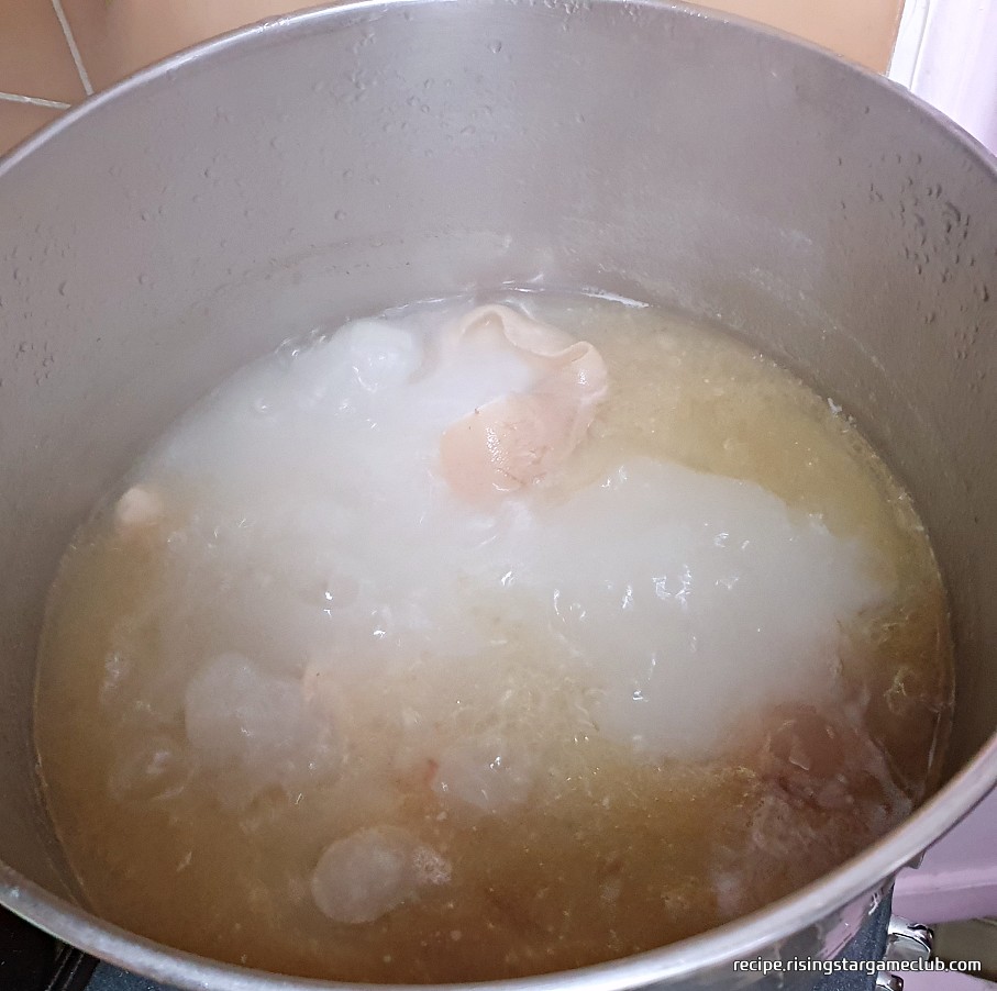 사골 육수의 핏물을 제거하기 위해 끓이고 있는 사진